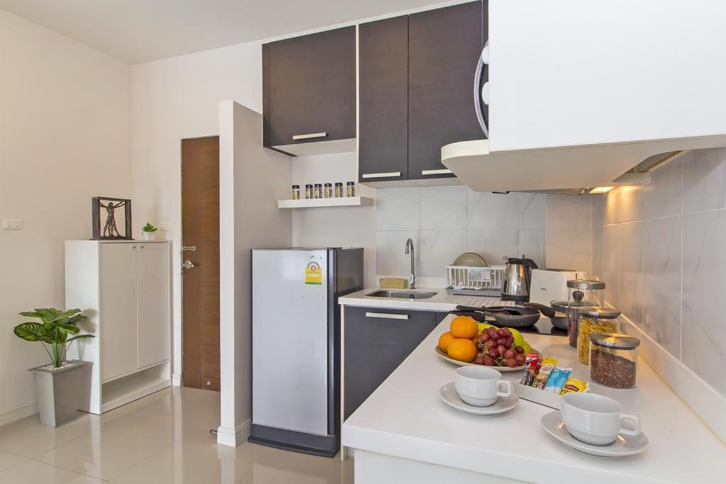 Chic Condo By Resava Karon Bagian luar foto