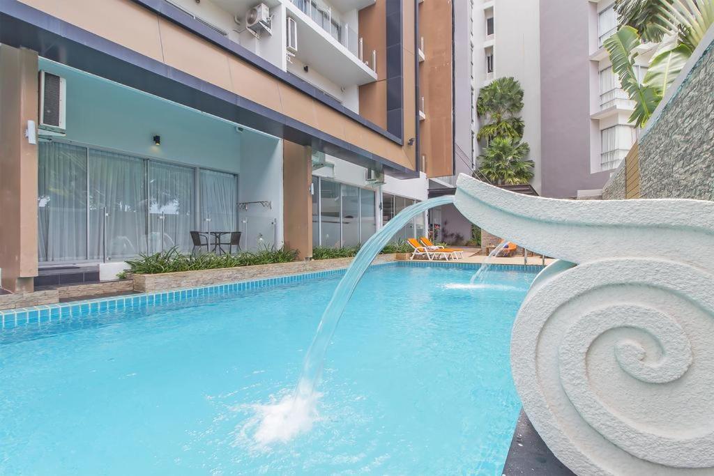Chic Condo By Resava Karon Bagian luar foto